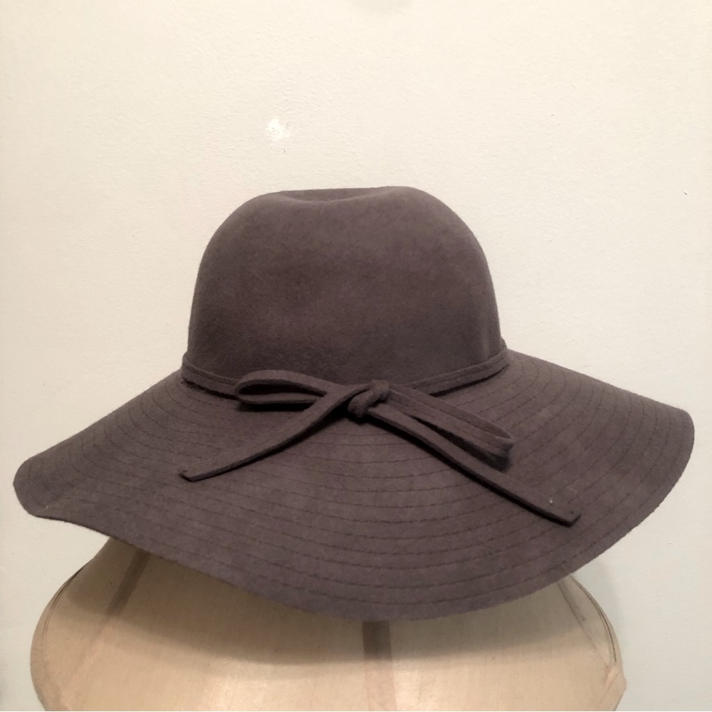 CHRISTY’S OF LONDON Vintage-style, Wide-brim hat in gray.